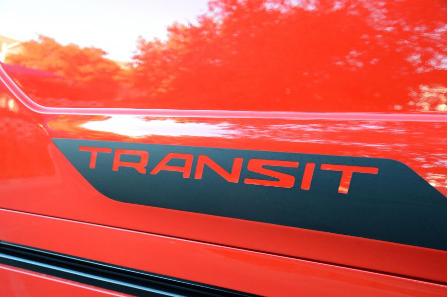 Логотип Ford Transit Custom Sport 2018 года  (ZA) (фото 10 из 25)